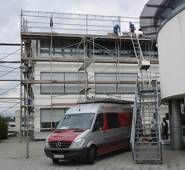 Der Leiterlift brachte die   Teile auf...fr die Solarmodule gebraucht werden.   | Foto: langelott
