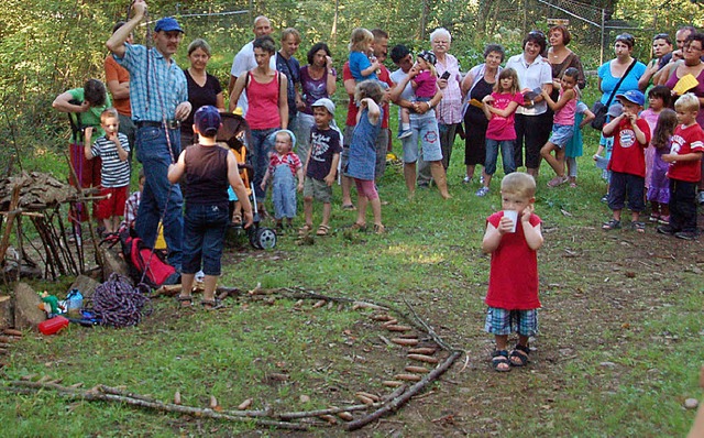Der Waldgottesdienst ist mit einem sze...Spiel der Kinder mitgestaltet worden.   | Foto: BZ