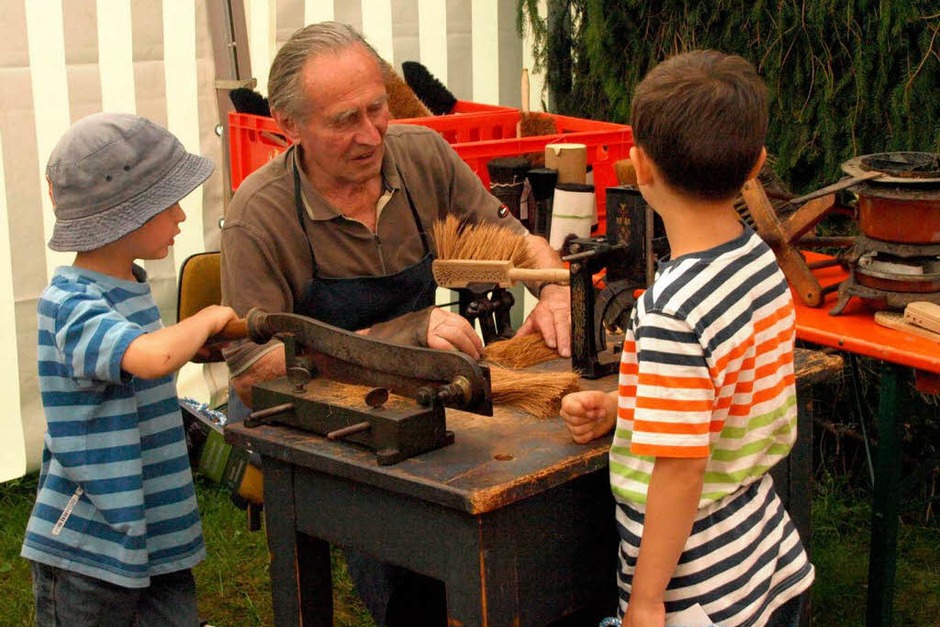Der Ibacher Bürstenmacher begeisterte mit der Vorführung seines alten Handwerks auch die jungen Besucher. (Foto: Karin Steinebrunner) Der Ibacher Bürstenmacher begeisterte mit der Vorführung seines alten Handwerks auch die jungen Besucher. (Foto: Karin Steinebrunner)