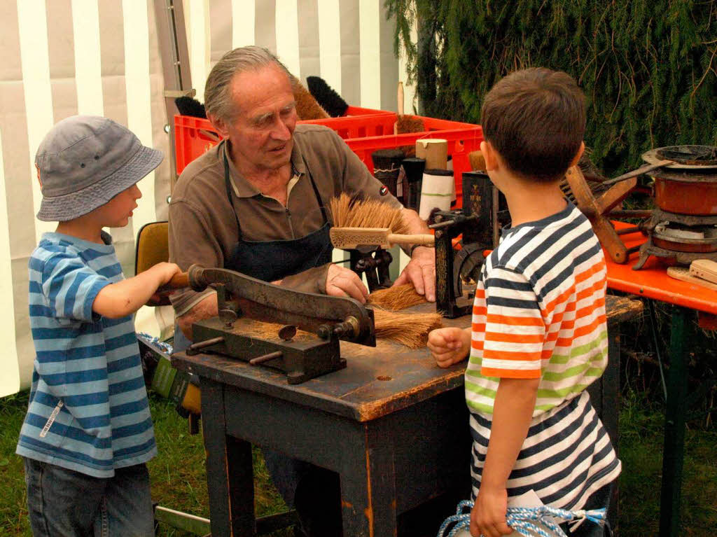 Der Ibacher Brstenmacher begeisterte mit der Vorfhrung seines alten Handwerks auch die jungen Besucher. 