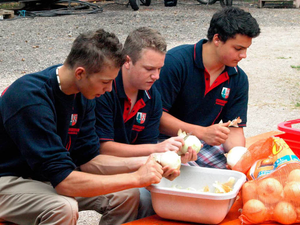 Die jungen Feuerwehrleute kmpften zur Abwechslung mit dem Wasser in den Augen – beim Zwiebelschneiden fr den Essensnachschub. 