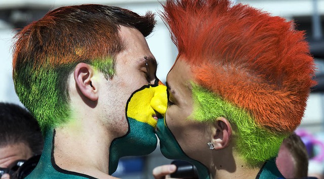Ein  Paar bei der Stuttgarter Parade zum Christopher-Street-Day  | Foto: DAPD