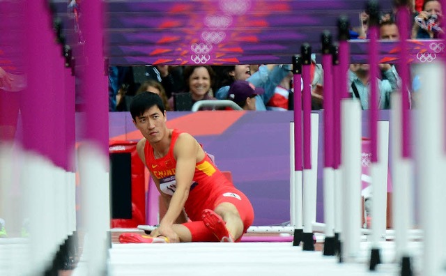 Liu Xiang hlt sich das rechte Bein &#...ch seinem historischen Olympia-Aus.     | Foto: afp