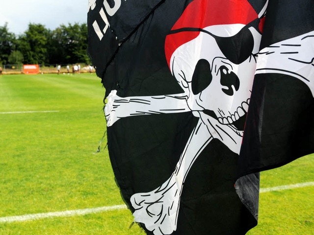 Die Piratenflagge ist beim FC St. Paul...Kiezklubs als relativ unproblematisch.  | Foto: dpa