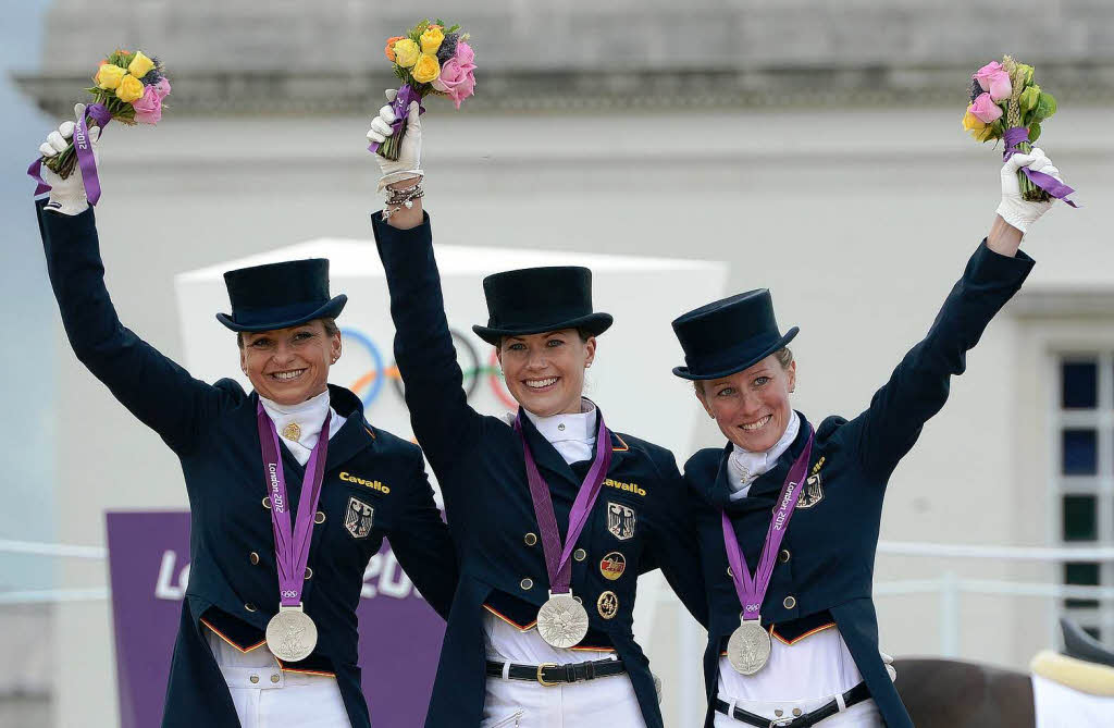 Die 40-jhrige Goldserie der deutschen Dressurreiter ist gerissen. Dennoch freuen sich die jungen Reiterinnen ber den Gewinn der Silber-Medaille.