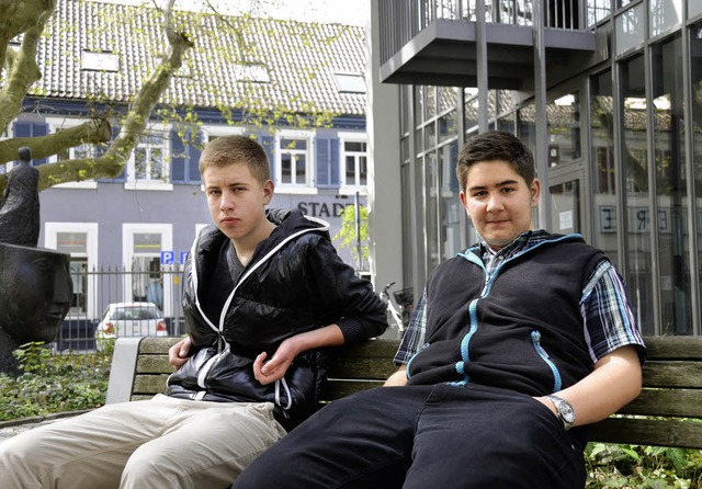 Rudi Hoppe (links) und Tunahan Yildirim auf einer Bank vor dem Rathaus   | Foto: Jens Klein