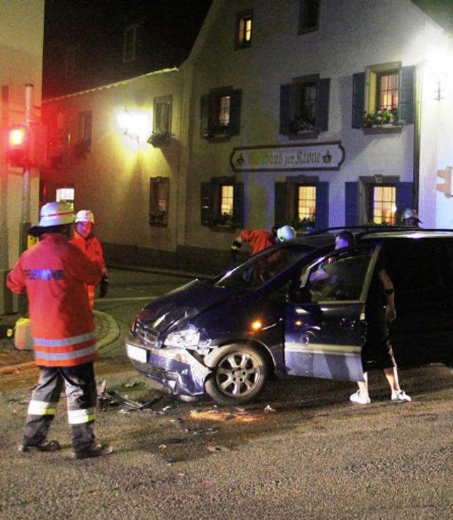 Die Btzinger Feuerwehr musste die Kre...sion zweier Autos rumen und subern.   | Foto: horst david