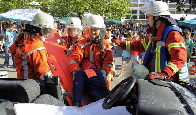 Hier zeigen die Zehntklssler des Kant...emanden aus einem Unfallwagen befreit.  | Foto: Privat