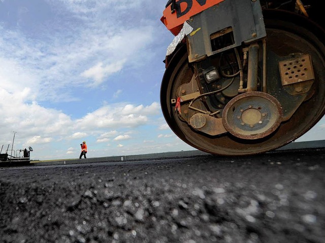 Arbeiten am Asphalt knnen teuer werden.  | Foto: dpa