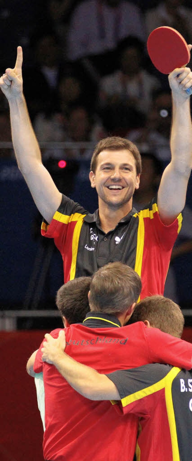 berglcklich: Timo Boll und das deutsche Team  | Foto: dpa