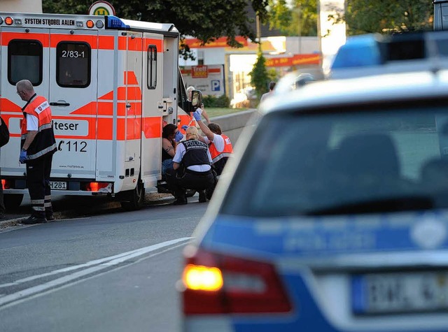 Nach dem berfall in Freiburg-Haslach ...tzte von Rettungssanittern behandelt.  | Foto: Patrick Seeger