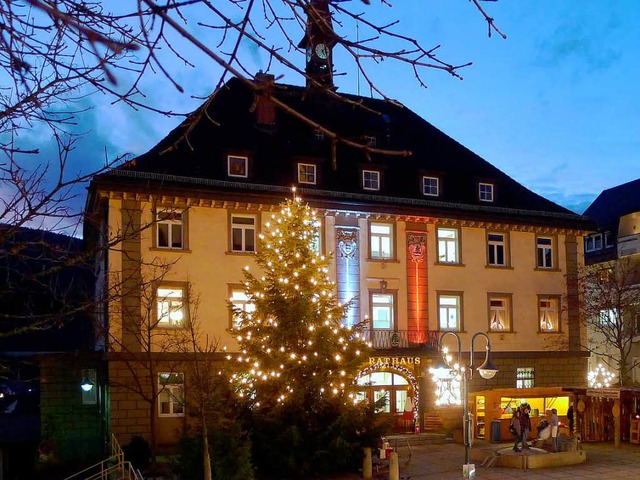 So leuchtet das Neustdter Rathaus in der Weihnachtszeit.   | Foto: BZ