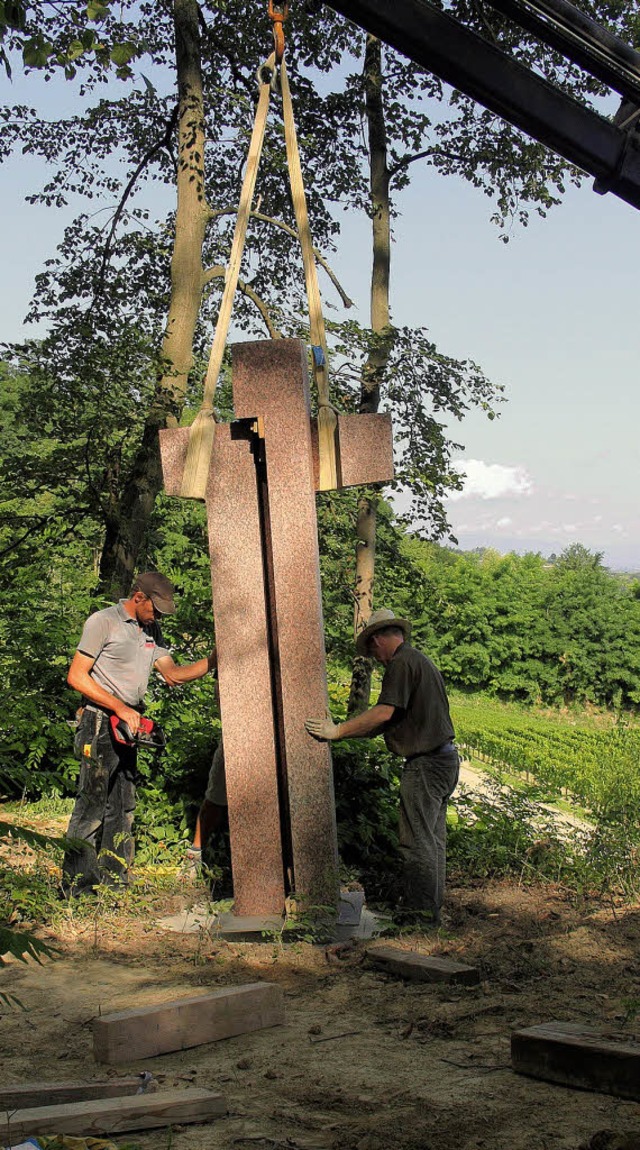 Aufstellen des Kreuzes in Bestattungswald Kaiserstuhl.  | Foto: Hans-Peter Ziesmer