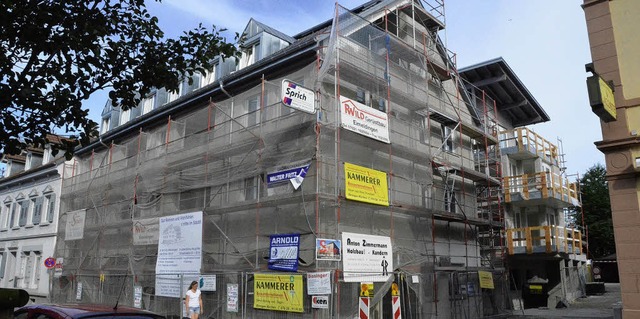 Ende Oktober soll das neue Wohn- und G...der Kanderner Innenstadt fertig sein.   | Foto: Markus Maier