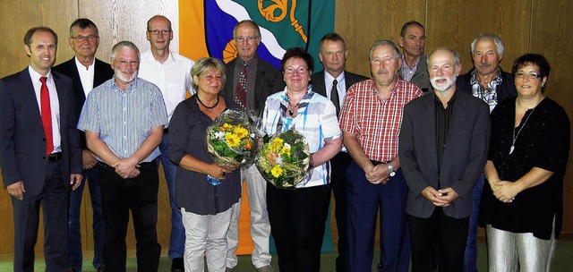 Abschied mit Blumen (von links) : Land...lvertretende Personalratsvorsitzende.   | Foto: Kreis Waldshut
