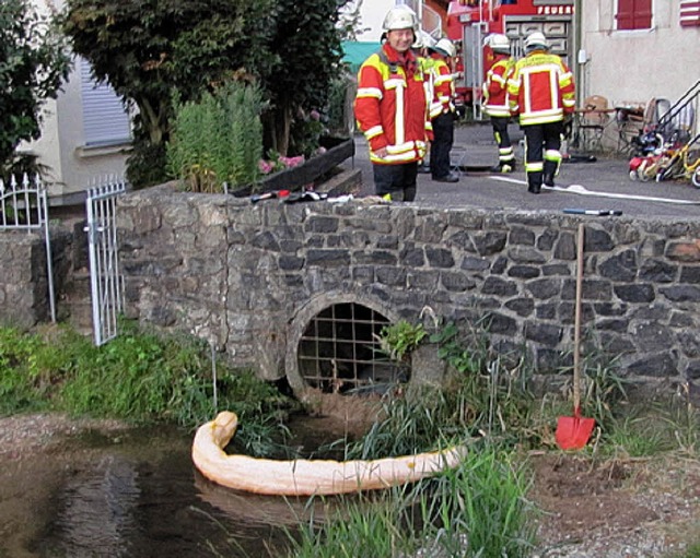 Schutzsperre am Kanalauslauf in den Osterbach.   | Foto: Feuerwehr