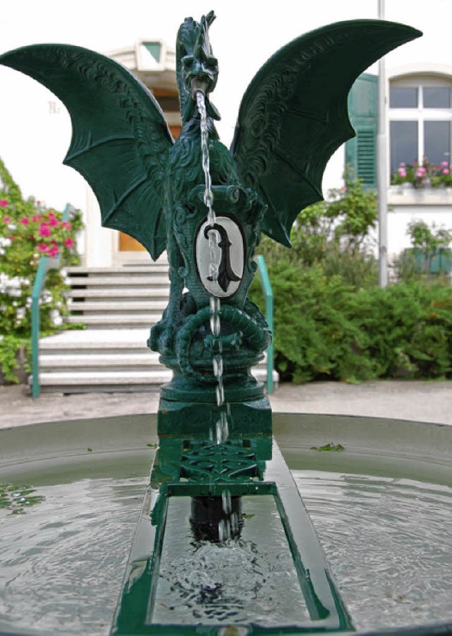 Basiliskenbrunnen vor dem Rathaus  in Hausen   | Foto: jac