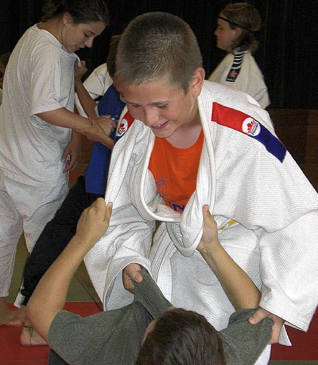Flachgelegt: Die Kids durften sich als Judokas versuchen.   | Foto: Jonathan Reiser