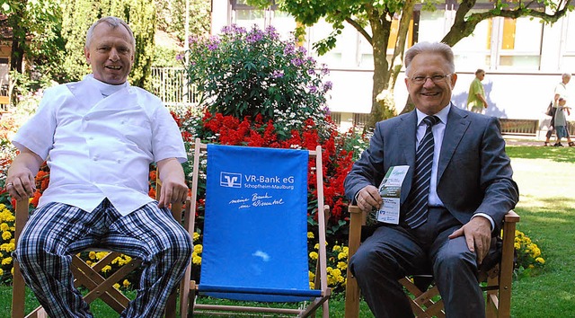 Gastronom Hans Glggler (links) und Be...beste Unterhaltung beim Stadtparkfest.  | Foto: Edi Steinfelder