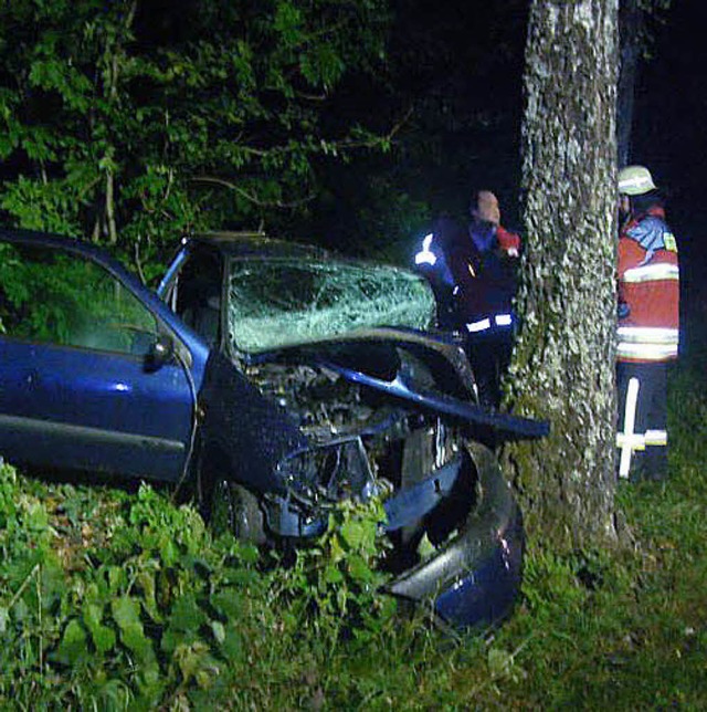 Das Fahrzeug, in dem die junge Frau zu Tode kam, wurde total zerstrt.  | Foto: Polizei