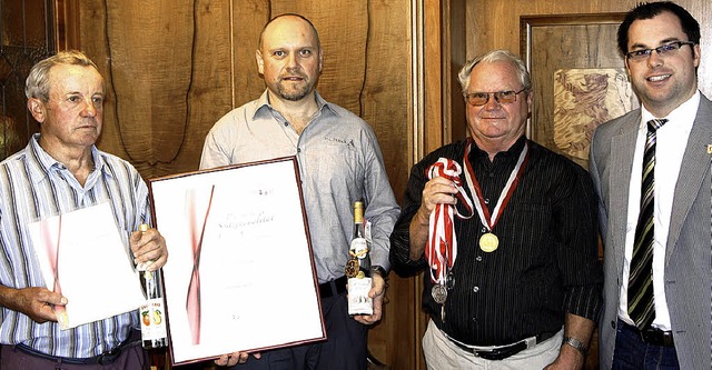 Glckwunsch: Brgermeister Ulrich Krie...hren 24 Medaillen  fr das Jahr 2012.   | Foto: Reinhard  Herbrig