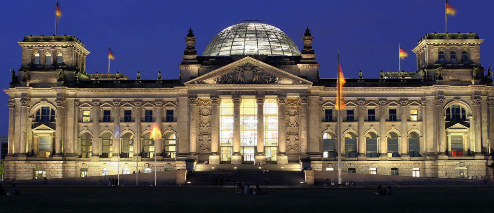 Das wiederaufgebaute Reichstagsgebude... Norman Foster neu geschaffenen Kuppel  | Foto: dpa(Archiv