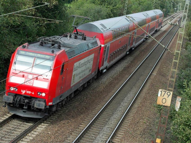 Rheintalstgrecke bei Kenzingen: Entlang der Strecke wurden Bume angesgt.  | Foto: Siegfried Gollrad