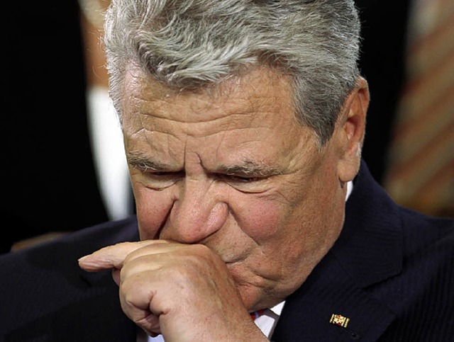 Tief gerhrt: Bundesprsident Joachim Gauck in Rostock  | Foto: DPA