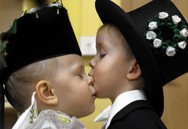 Dieses junge Hochzeitpaar muss sich ke...z  einfach nur die  (Vogel-)Hochzeit.   | Foto: dapd