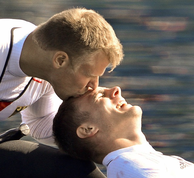 Von ihren Gefhlen berwltigt: die Ol...Kretschmer (rechts) und Kurt Kuschela   | Foto: AFP/dpa