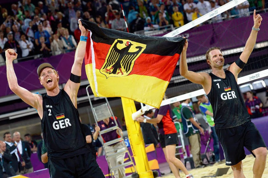 Ein Herzschlag-Finale gegen Brasilien! Jonas Reckermann und Julius Brink lassen sich gebührend feiern. Erstmalig holt Deutschland olympisches Gold im Beachvolleyball. (Foto: dapd) Ein Herzschlag-Finale gegen Brasilien! Jonas Reckermann und Julius Brink lassen sich gebührend feiern. Erstmalig holt Deutschland olympisches Gold im Beachvolleyball. (Foto: dapd)