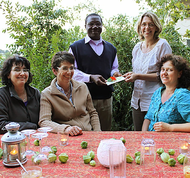 Die Frauen des C.L.U.B. berreichten P... Kirchenbau in seiner Heimat Nigeria.   | Foto: Friedrich