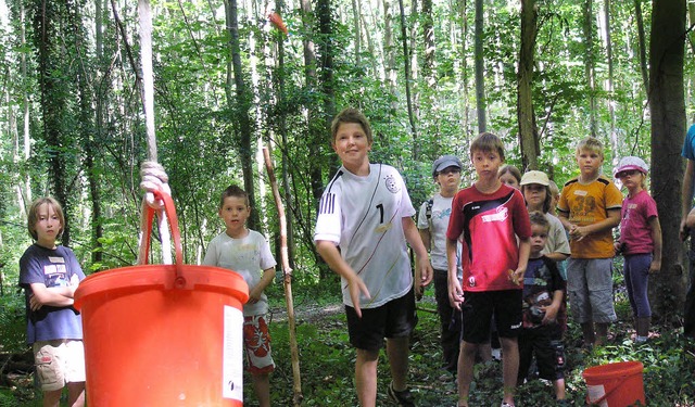 Tannenzapfenwerfen: Beim schwingenden Eimer ist Treffsicherheit gefragt.  | Foto: Ute Schler