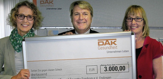 3000 Euro Spende: von links Dr.   Kari...n Grieger, Vorstandsmitglied vom IVTS.  | Foto: DAK