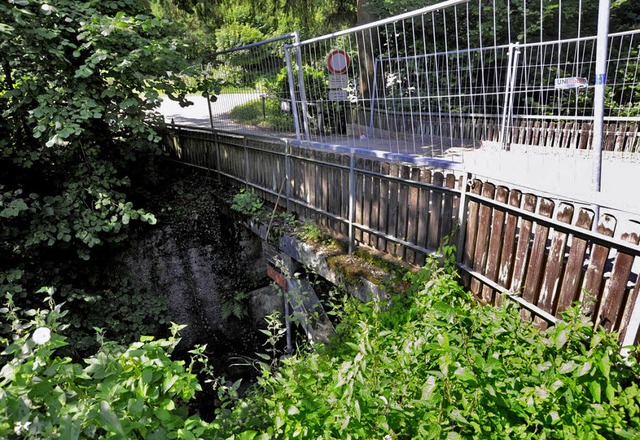 Mit einer Behelfsbrcke beim Campingpl...aroden   Brcke sichergestellt werden.  | Foto: Volker mnch