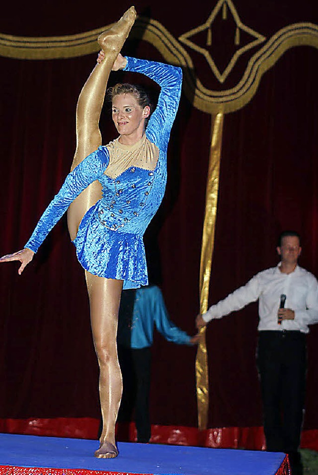 Akrobatik auf dem Boden des Zirkuszelts bietet  Janette Weisheit.   | Foto: heidi fssel