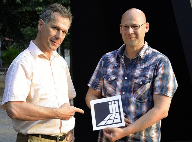 Reiner Packeiser und Christoph Geisel ...20;, das symbolhaft ein Fenster zeigt.  | Foto: Willi Adam