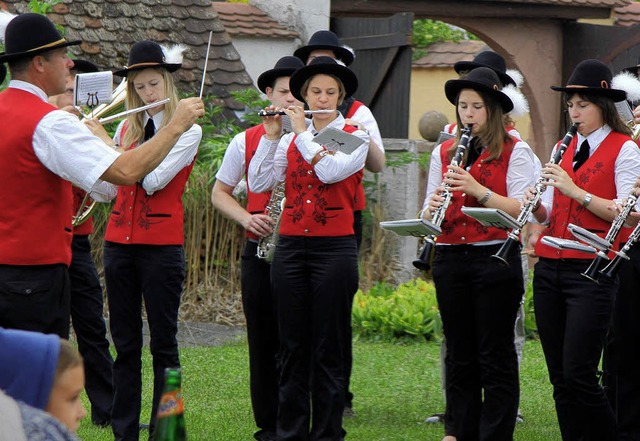 Die Stadtkapelle Burkheim unterhielt d...m Sommerfest im rtlichen Pfarrgarten.  | Foto: Herbert Trogus