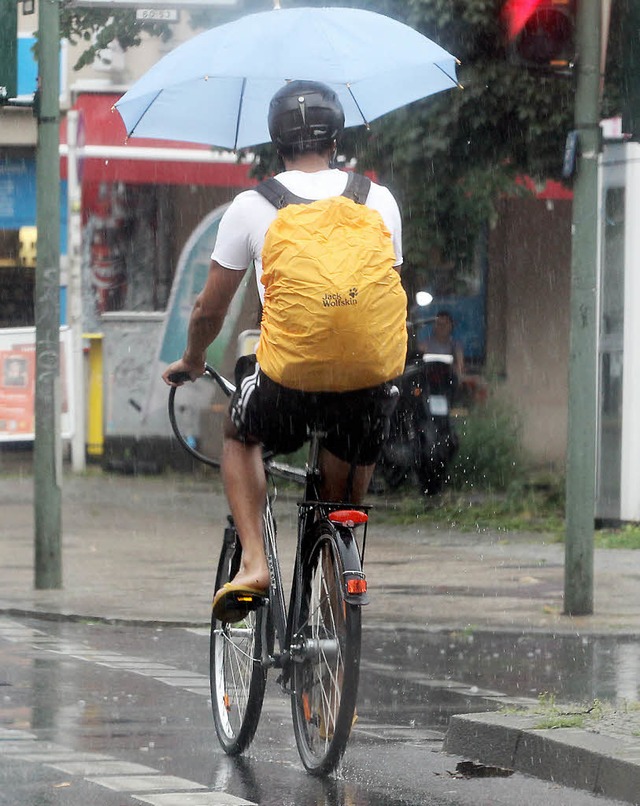 Mit dem Regenschirm in der Hand sollte...rn ist 2012 im Ortenaukreis gesunken.   | Foto: dpa