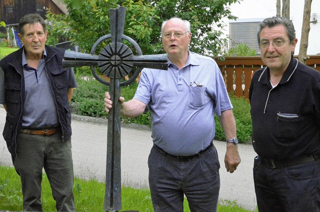 Karl Drflinger (links) hat das Kreuz gestiftet, das aufgestellt werden soll.  | Foto: Ralf H. Dorweiler