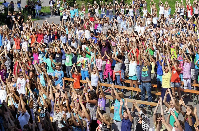 St. Landolin-Schler freuen sich beim Gottesdienst auf  Ferien.   | Foto: privat