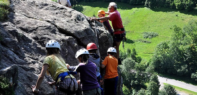 Bei Herbert Steiger lernen Kinder und ... Klettern am Todtnauer Kletterfelsen.   | Foto: Hannah Steinebrunner