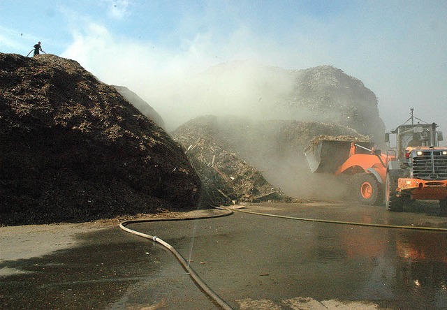 Starker Rauch und beiender Geruch: Za...schen des Schwelbrandes beschftigt.   | Foto: bri