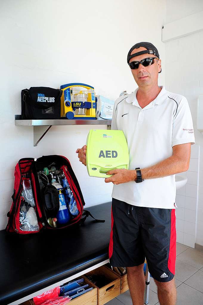 Bademeister Matthias Ketterer mit dem Defibrillator, der im Notfall Leben retten kann.