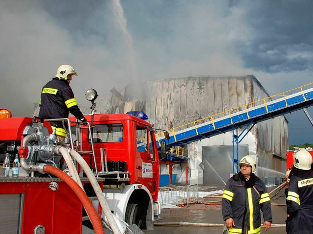Brand  in einer Halle der Firma ITZ in...11;  der Schaden geht in die Millionen  | Foto: Hary Wickert