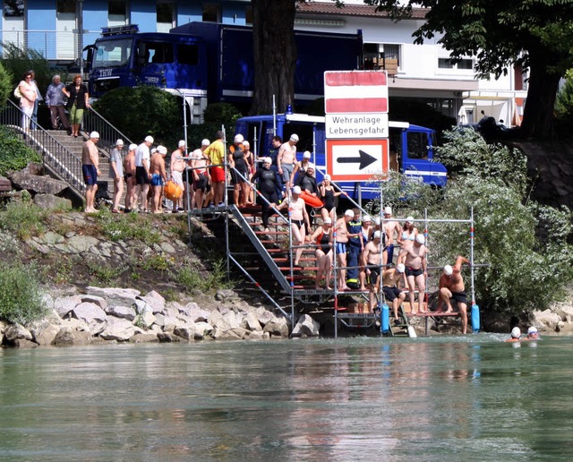 2011 mussten die Schwimmer zeitweise S...Jahr geht&#8217;s wieder in den Rhein.  | Foto: Claudia Leber