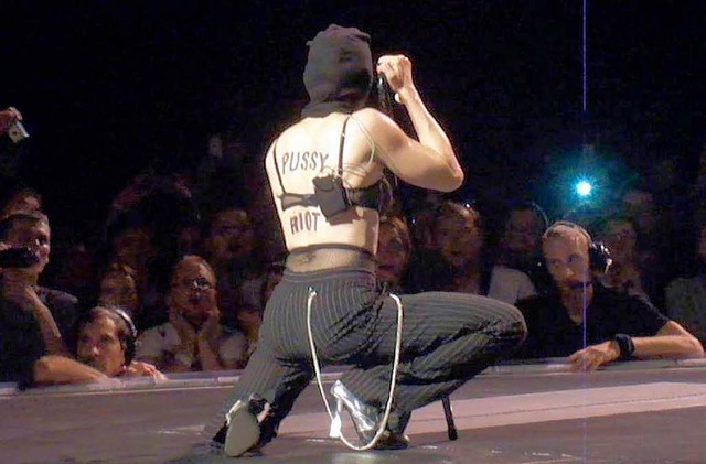 In Moskau forderte Madonna bei ihrem K...ie kremlkritische Punkband Pussy Riot.  | Foto: dapd