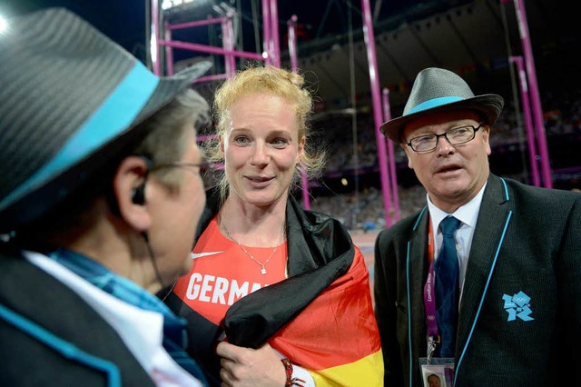 Mit den Kampfrichtern hatte sie so ein... Betty Heidlers Bronzemedaille sicher.  | Foto: AFP
