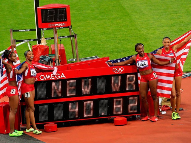 Die US-Staffel feierte ihren Olympiasieg samt neuem Weltrekord ausgelassen.  | Foto: dpa