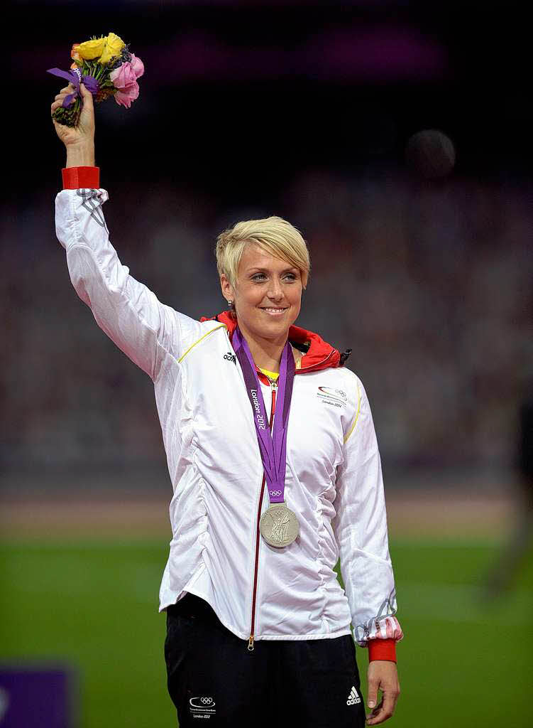 Speerwerferin Christina Obergfll strahlte bei der Siegerehrung im Olympiastadion mit ihrer Silbermedaille um den Hals.